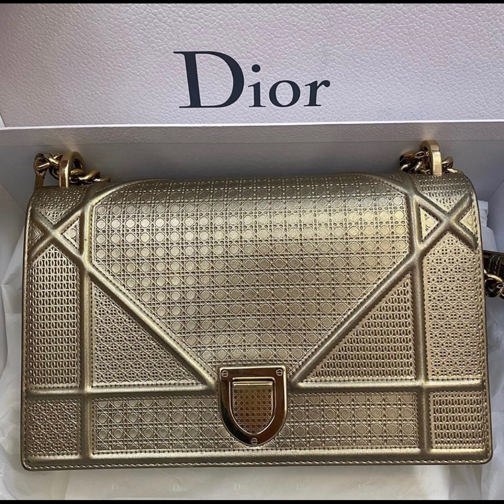 Diorama metallic gold authentic